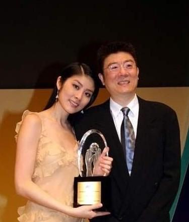 她就是陈慧琳,1973年出生于中国香港的珠宝世家,父亲陈崇伟是著名珠宝