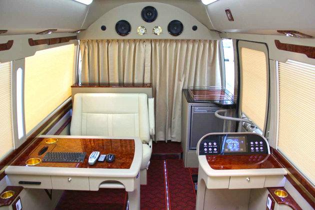 丰田考斯特叫板豪车  迈巴赫劳斯莱斯，打开车门后秒懂