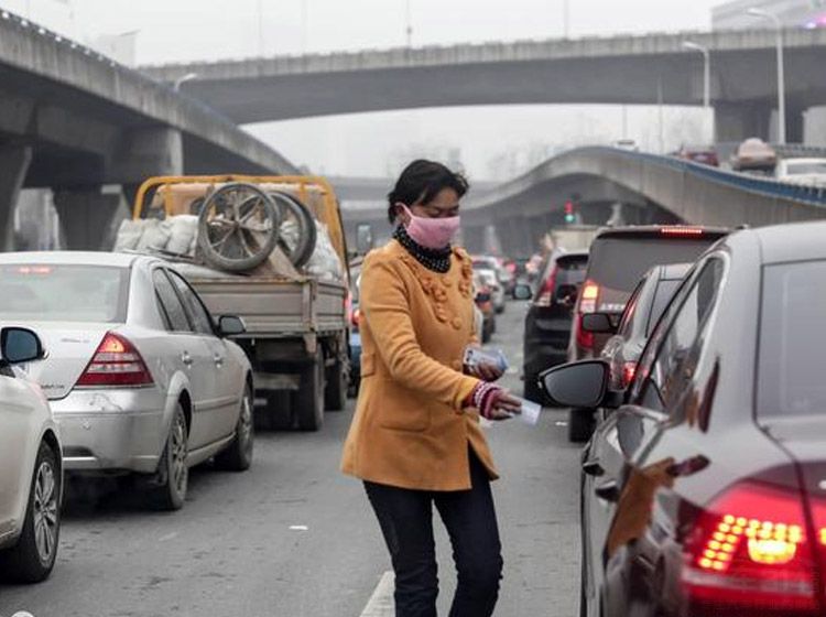 路口发小广告的为什么招人恨?一辆好车就这么被毁了