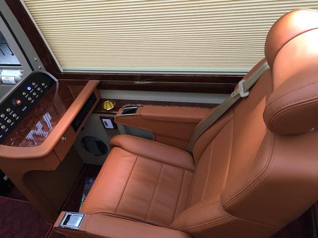 丰田考斯特叫板豪车  迈巴赫劳斯莱斯，打开车门后秒懂