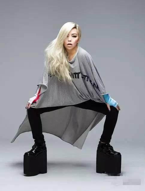 演唱会上经常活动,踩恨天高也需要勇气,不过摔倒了也是自己的原因了.