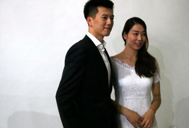 左手无名指上的钻戒夺目不久前,杨珺菁盛装出席排球联赛颁奖盛典,她