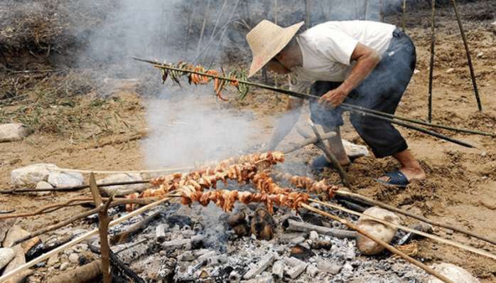 山村农民田野奢侈烧烤, 一根竹子就是一串, 两串足够让你饱