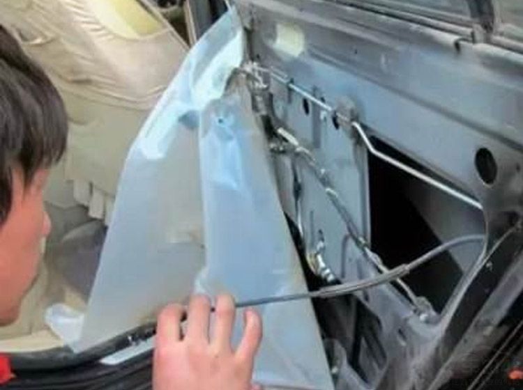 路口发小广告的为什么招人恨?一辆好车就这么被毁了