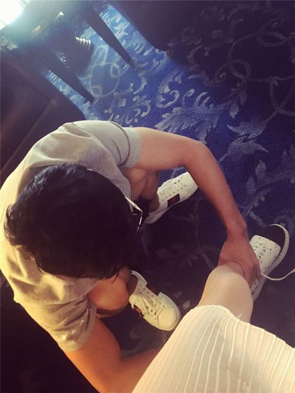 跳水美女何姿怀孕无法弯腰,秦凯耐心蹲下为她系鞋带