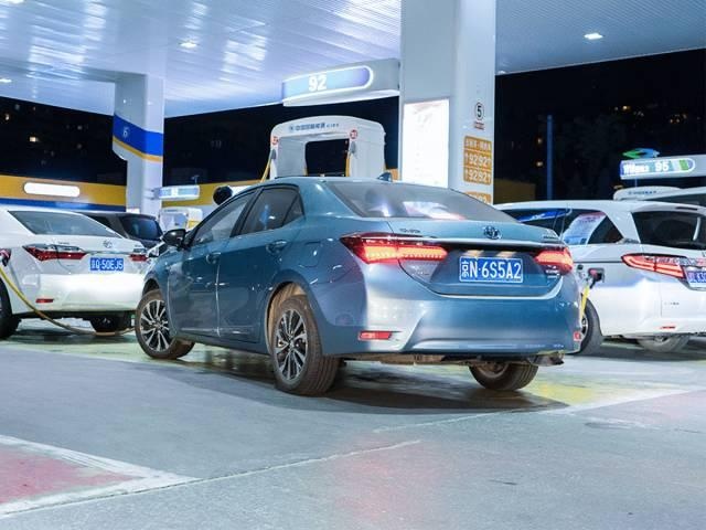 油电混动车 PK 纯汽油车，油耗居然相差一倍