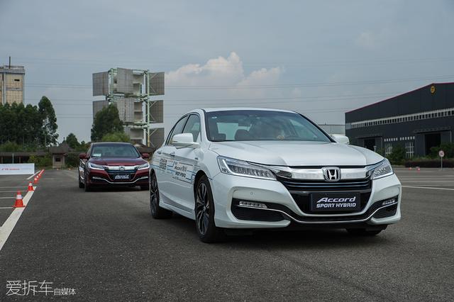 小编解锁地狱级节油成就，一箱油竟然跑了近2000公里