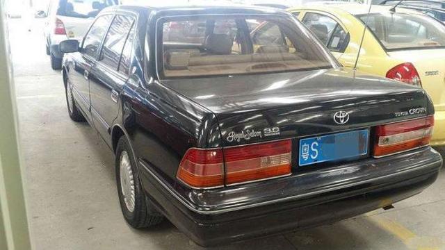 96年的丰田老皇冠竟比新车还好开,油耗也就7升,经典永存