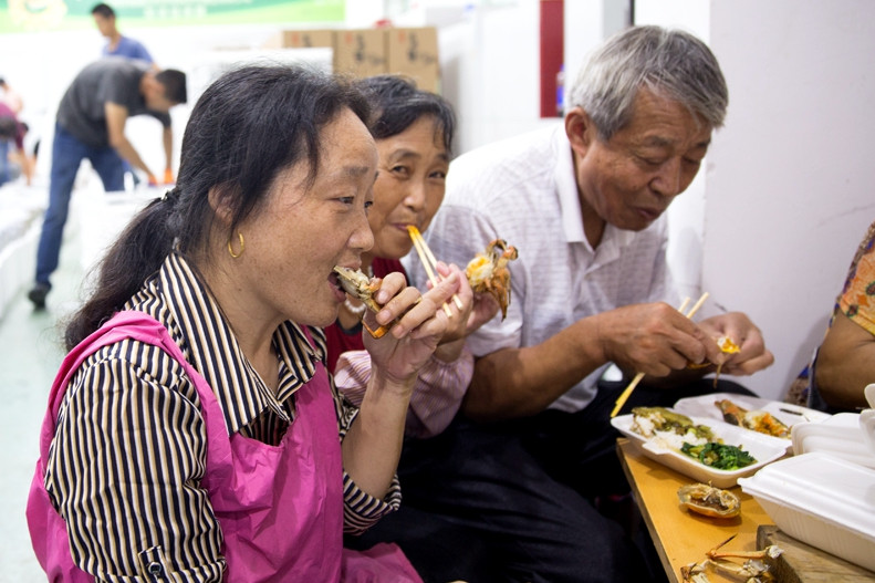 阳澄湖大妈捆螃蟹日挣千元秒杀一线城市白领