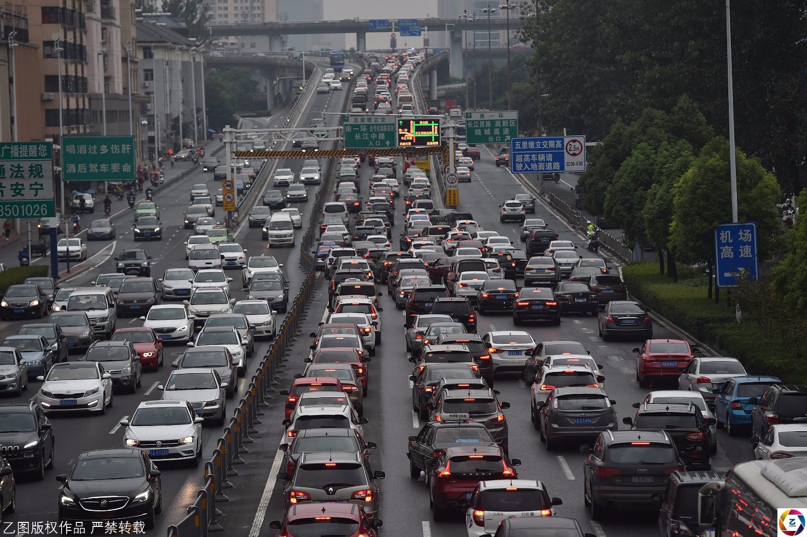 黄金周拥堵开启女大学生刚上路就遭窃失声痛哭