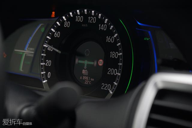 小编解锁地狱级节油成就，一箱油竟然跑了近2000公里