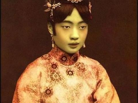 清末婉容皇后的可悲一生,得从她晚上睡觉不关