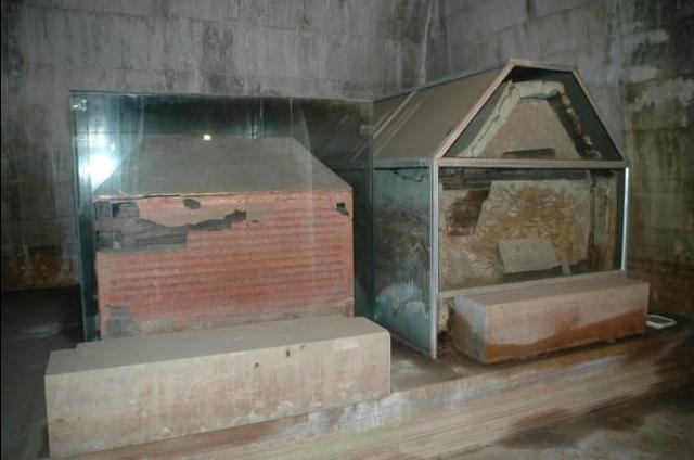 此墓葬皇帝一人,妃子四十七人,墓门敞开,考古队持枪进入后关闭