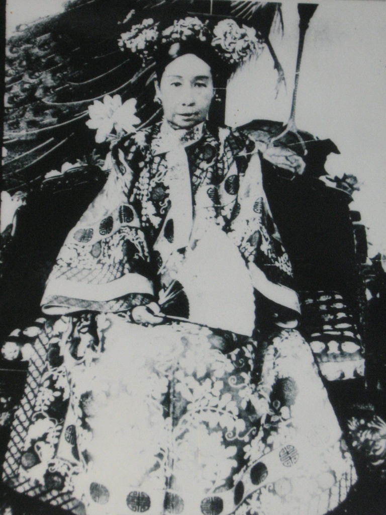 这个女人曾想"学习"慈禧,却被慈禧推到了水井里,一年后才捞出