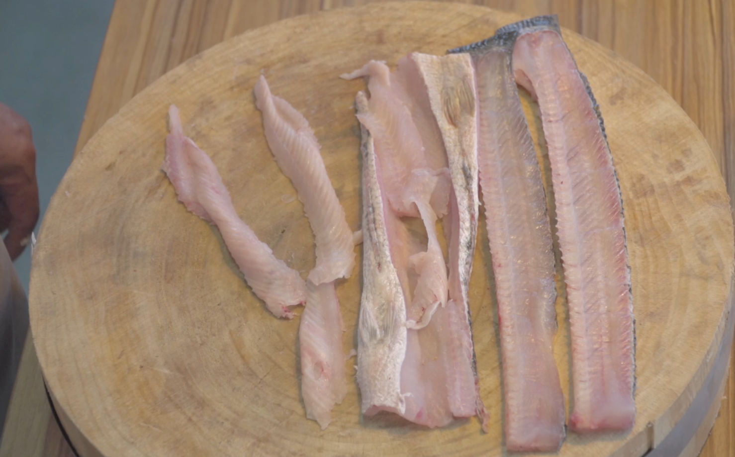 买回来的黑鱼去掉鱼骨,偏下薄面斜刀切成薄片备用所需调料准备完成下