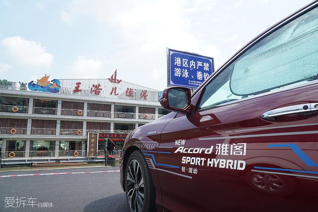 小编解锁地狱级节油成就，一箱油竟然跑了近2000公里