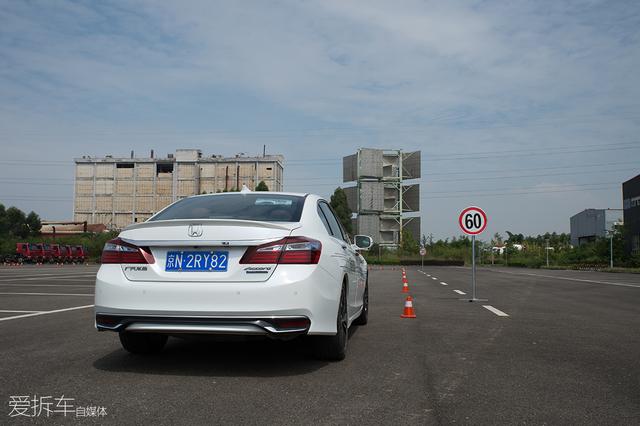 小编解锁地狱级节油成就，一箱油竟然跑了近2000公里