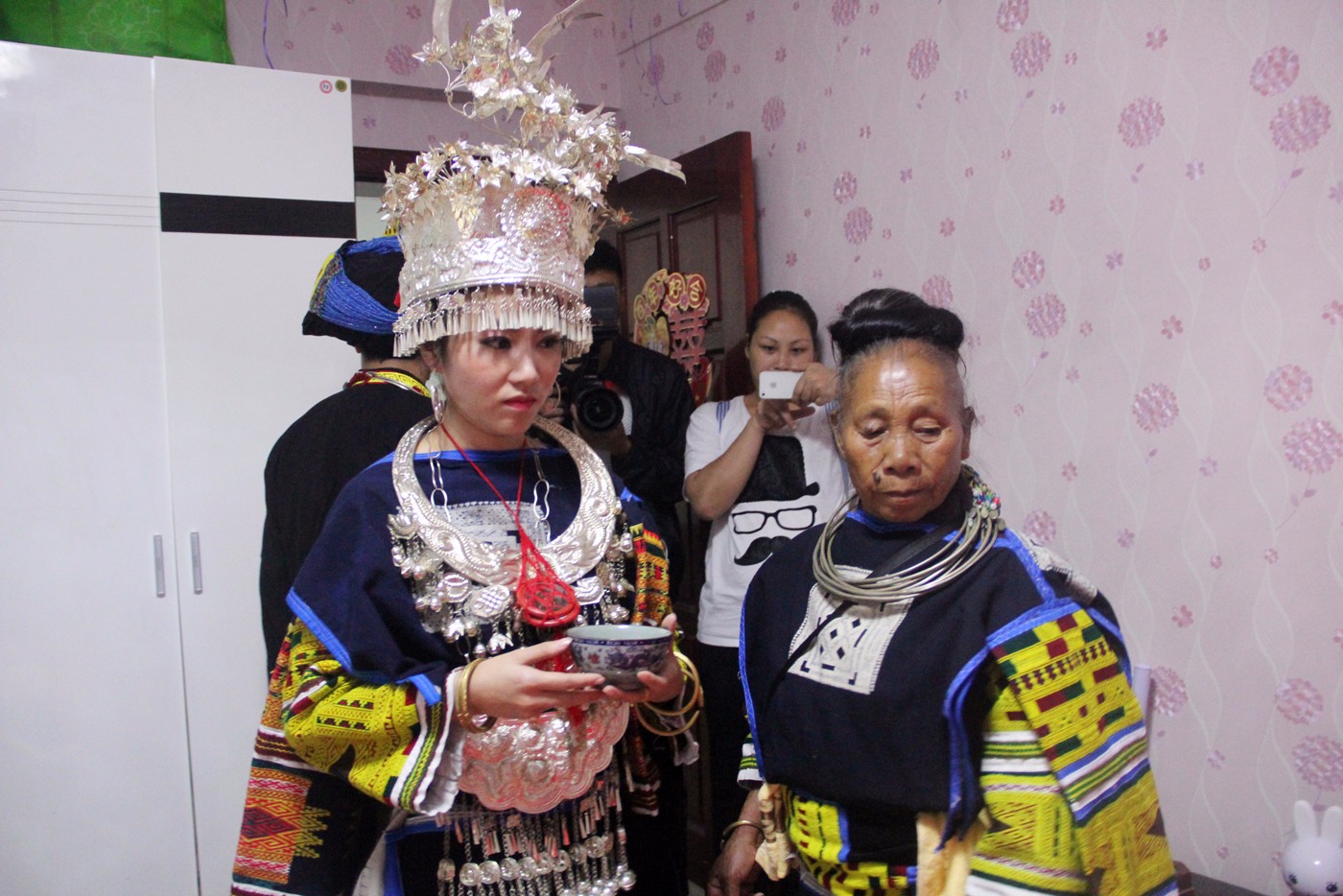 苗族沿袭千年的习俗,再美丽的姑娘也要盘发才能出嫁