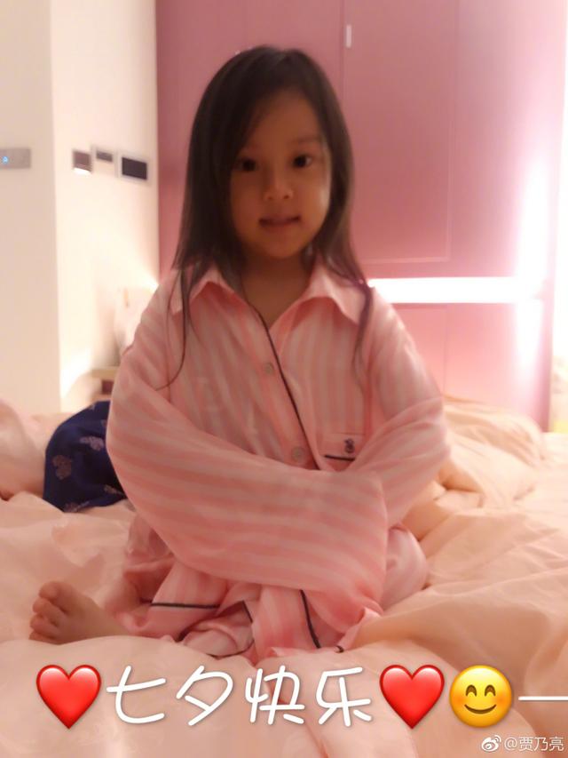 贾乃亮晒跟甜馨合照,越来越像李小璐,让人怀疑李小璐整容真实性