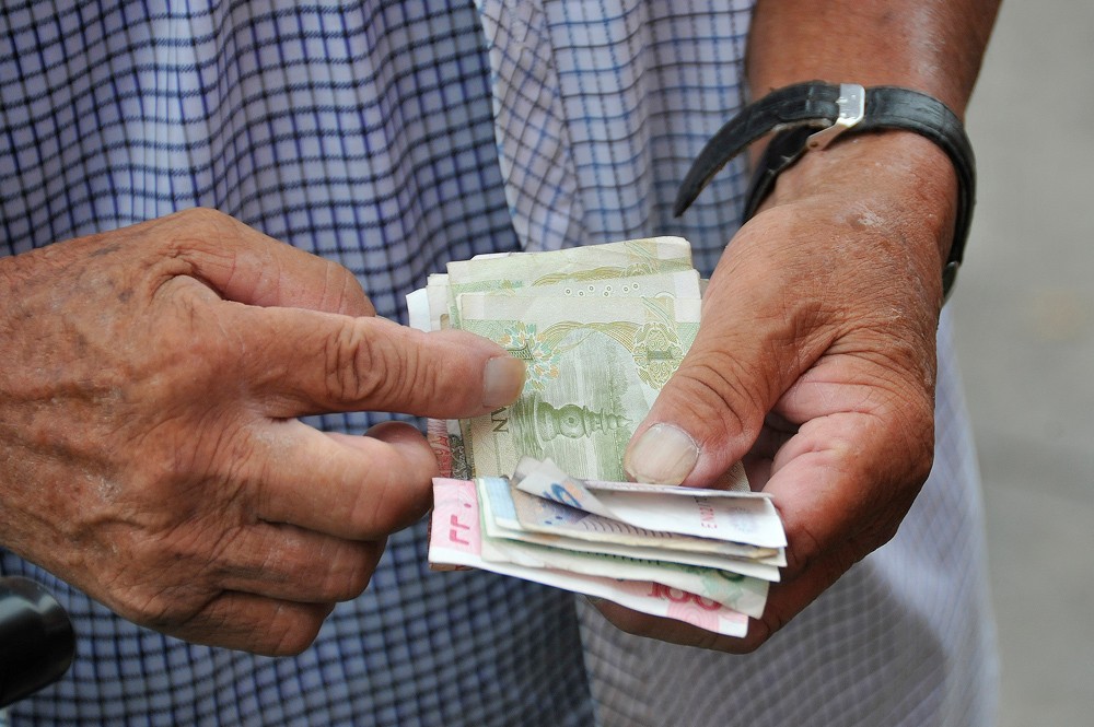 82岁农民大爷每年坐收房租4万多仍赶集做小生意我不是财迷