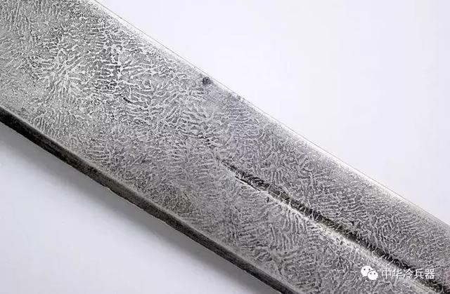 比如《水浒》中武松的兵器就是一对"雪花镔铁戒刀".