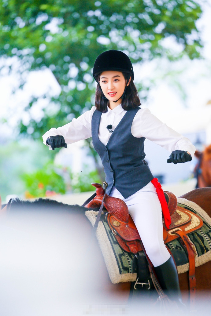 穿着干练骑马装,摆出帅帅pose的宋茜格外有魅力!