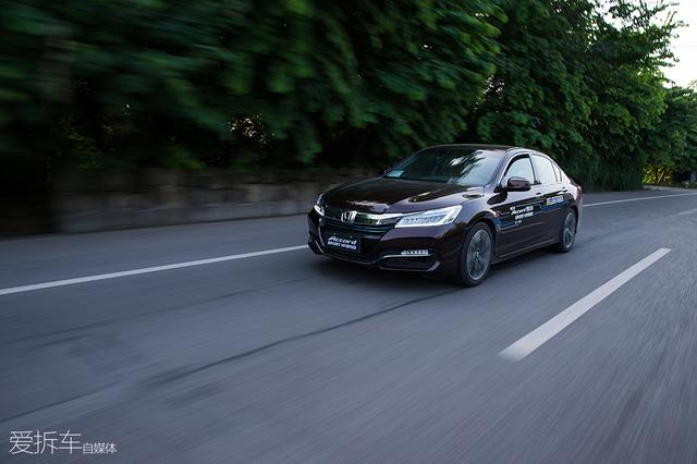 小编解锁地狱级节油成就，一箱油竟然跑了近2000公里