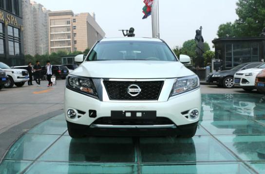 7座suv尼桑探路者到港比汉兰达足足大了一圈和奥迪q7有一拼