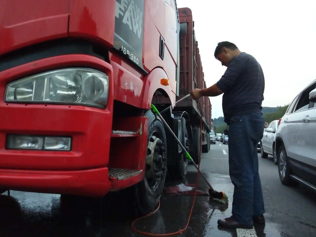 有的大车司机开始洗车,从挡风玻璃到前后轮胎,细致"保养"了一遍.