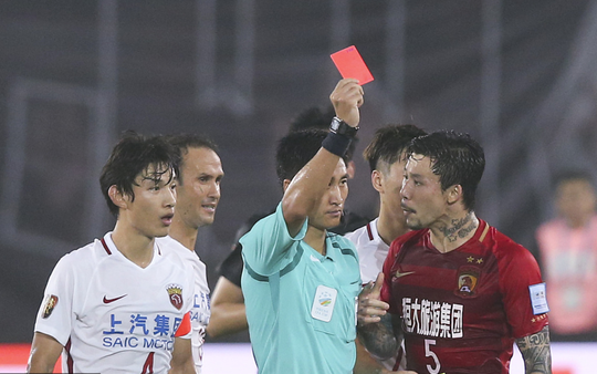 足协选马宁执法恒大对上港意味深远:堵住干爹控制论