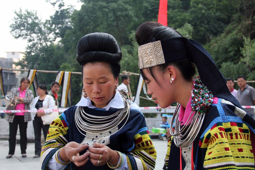 苗族沿袭千年的习俗,再美丽的姑娘也要盘发才能出嫁