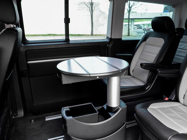 自带麻将桌的大众MPV，能拼得过埃尔法吗？