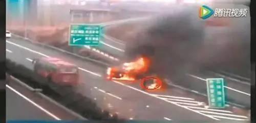 国庆回家，堵在路上有三急，在高速上方便可能会要命！