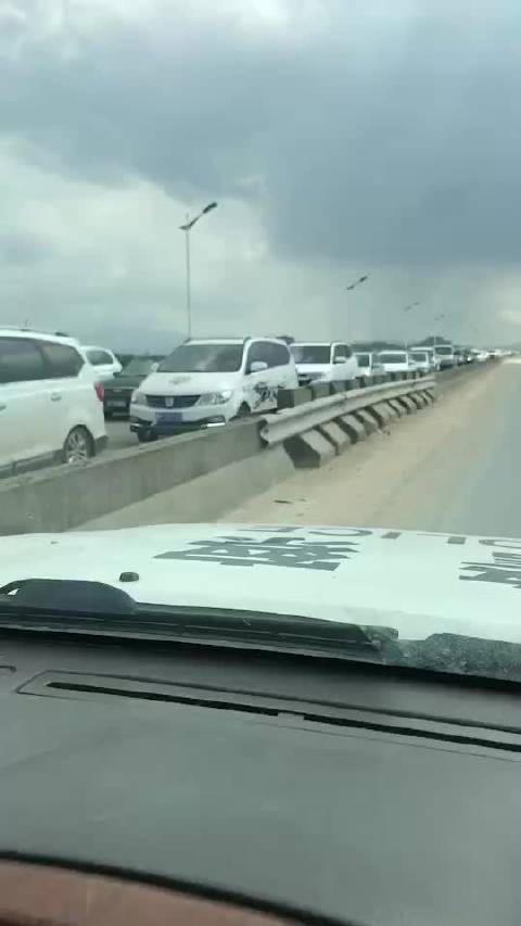 惠州国庆中秋乐 博罗龙溪大桥,桥头往龙溪方向,车流量大,车行有序缓慢