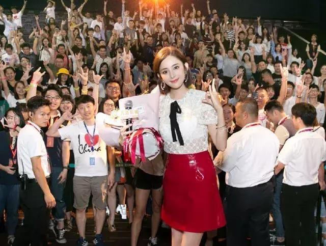 古力娜扎到底美不美？工作人员的眼神完全可以说穿真相了！