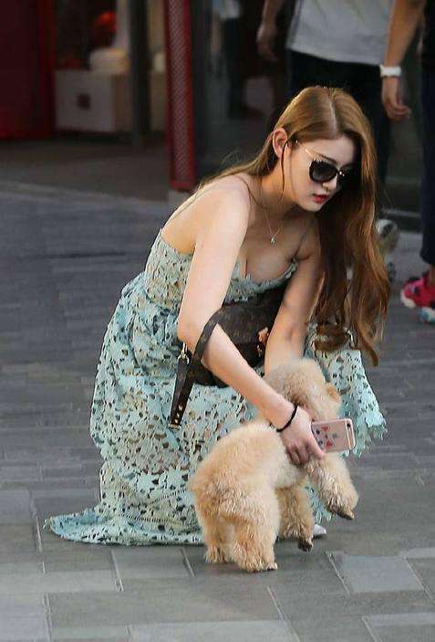 街拍美女真空清爽穿搭出街让人忍不住侧目