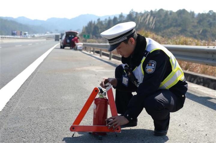 国庆回家，堵在路上有三急，在高速上方便可能会要命！