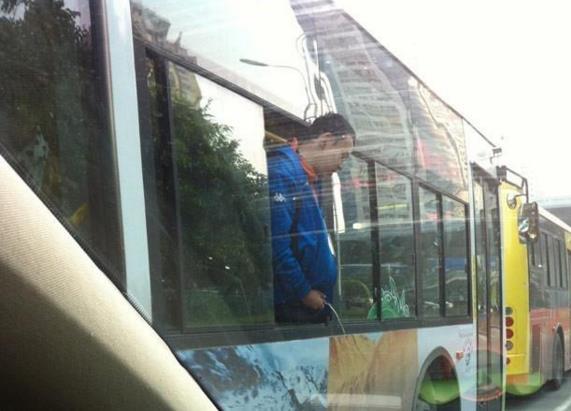 国庆回家，堵在路上有三急，在高速上方便可能会要命！