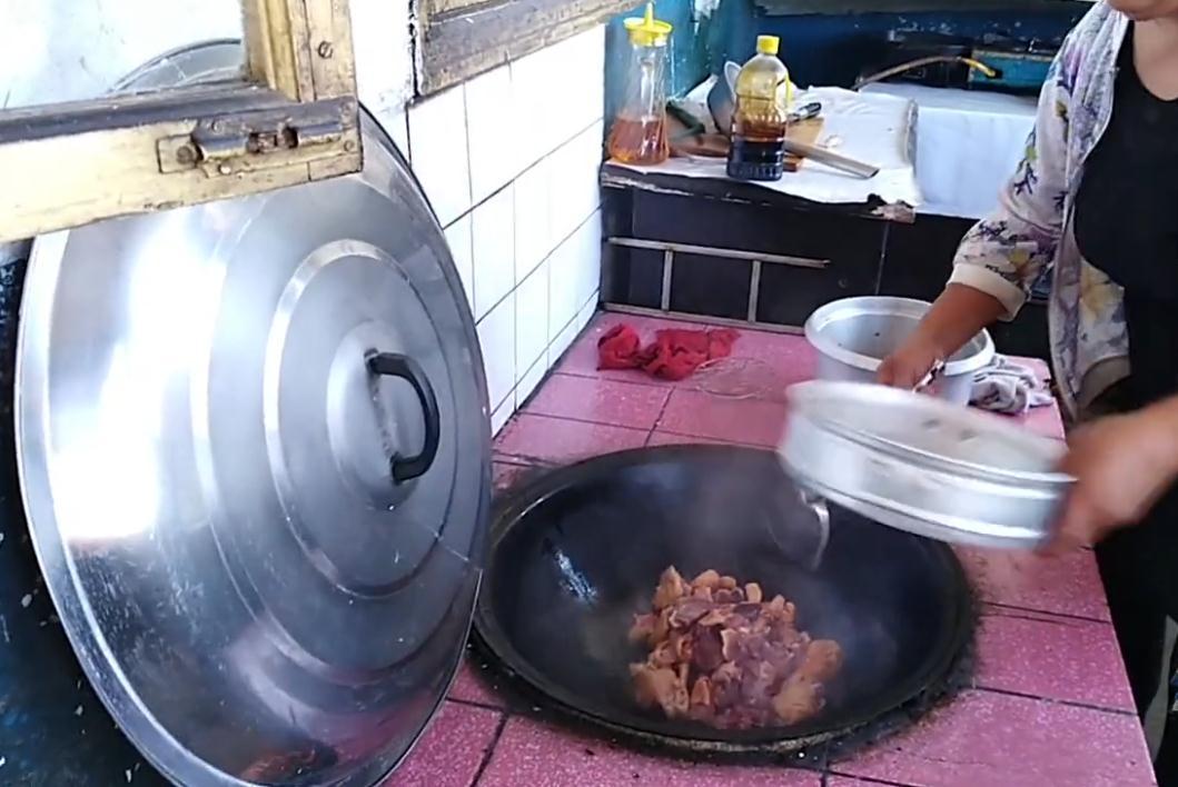 农村秘制炖飞鸭,掀开大黑锅的一刻,口水都留下来了