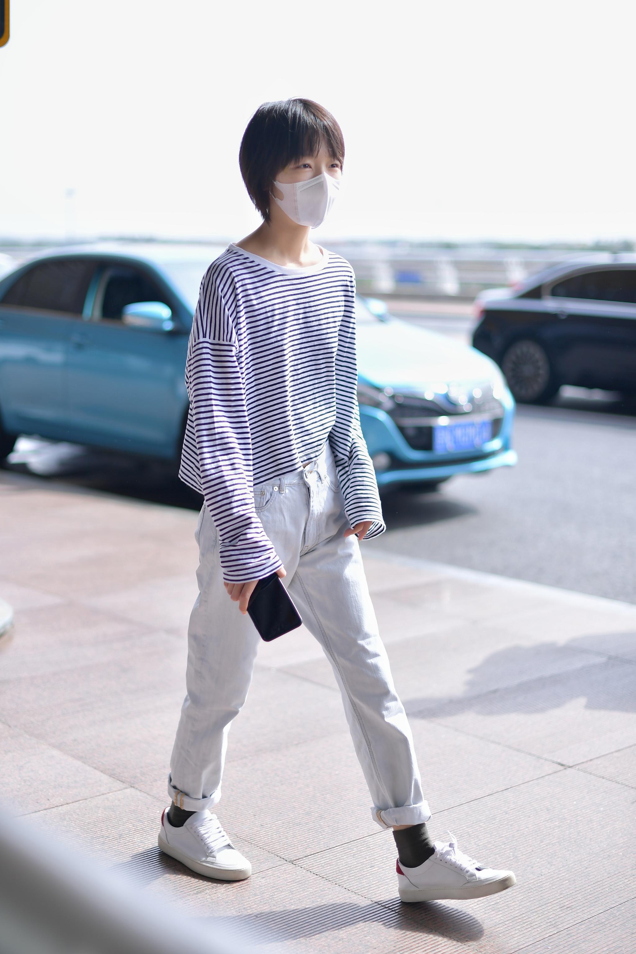 周冬雨素颜现身机场,露脐装穿出学生模样!