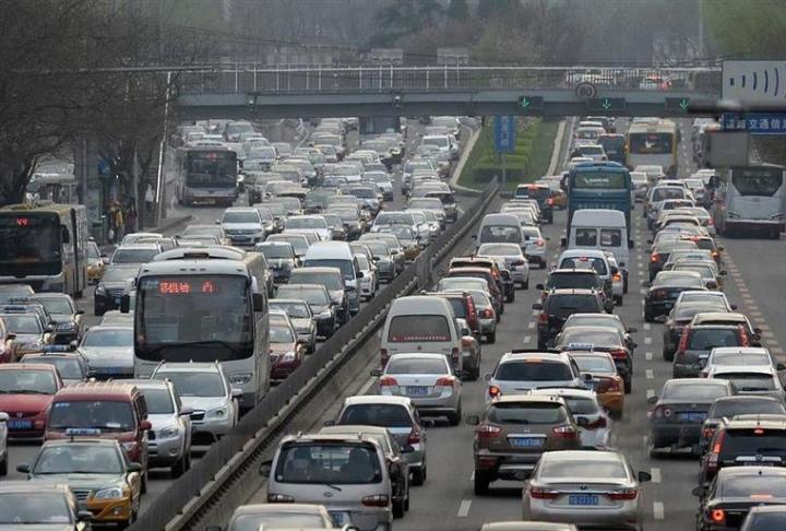 国庆回家，堵在路上有三急，在高速上方便可能会要命！