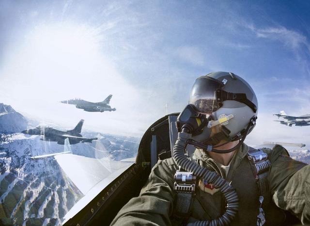 歼20飞行员在飞行时,如何解决生理问题呢?