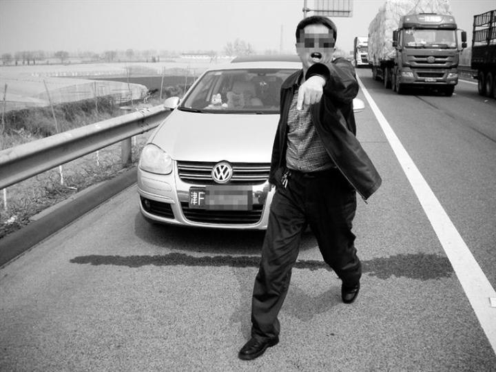 国庆回家，堵在路上有三急，在高速上方便可能会要命！