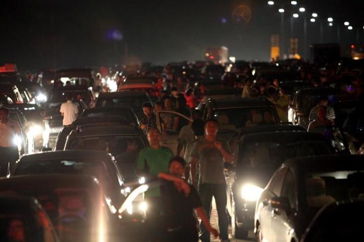 国庆回家，堵在路上有三急，在高速上方便可能会要命！