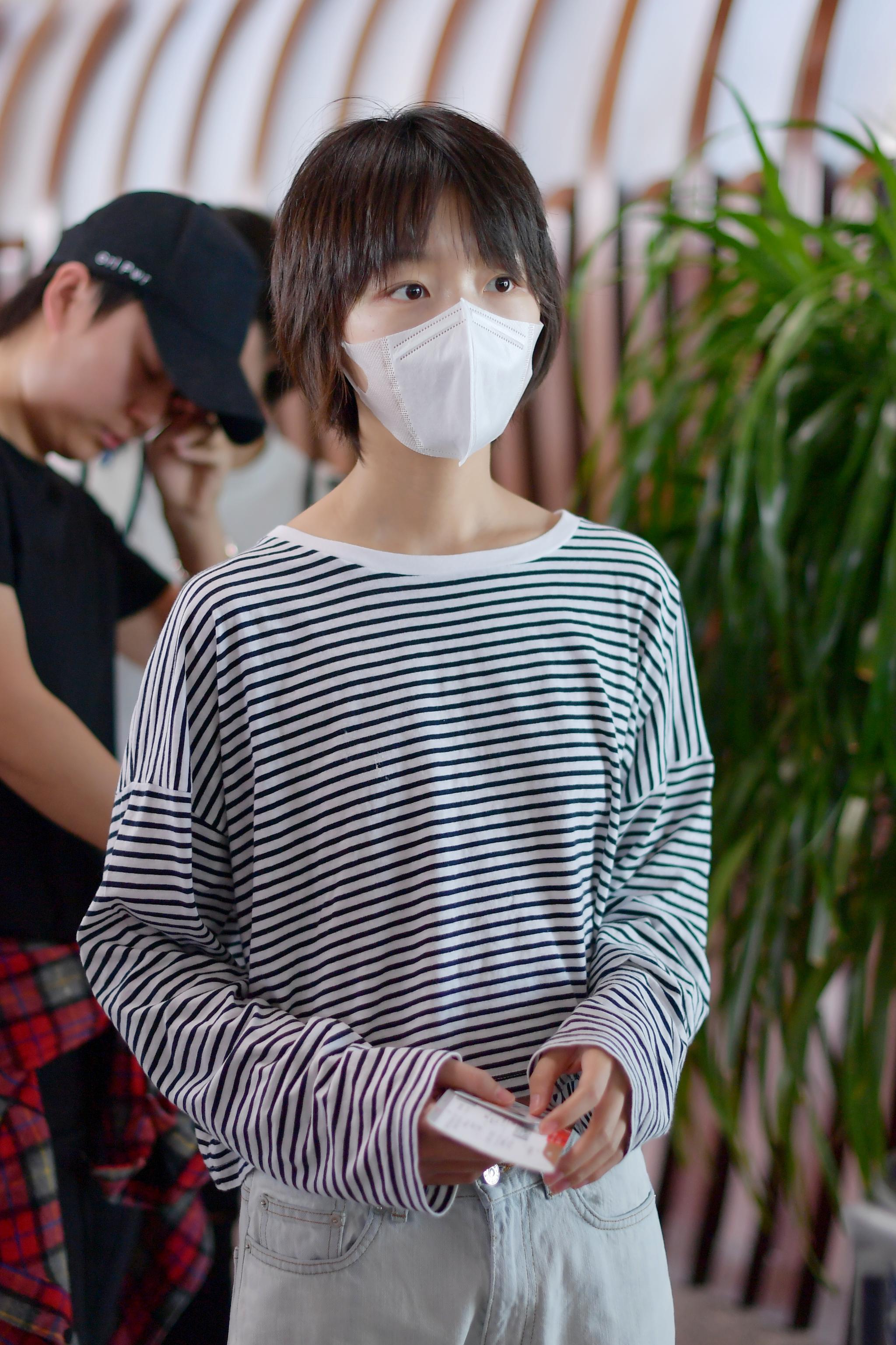 周冬雨素颜现身机场,露脐装穿出学生模样!