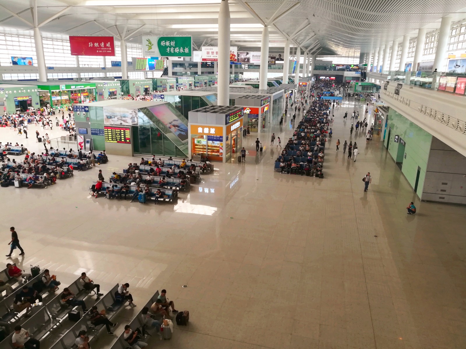 国庆第一天南昌西站人不多真的一点都不多