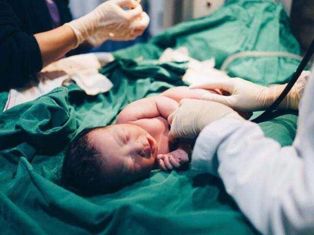 孕妇生完孩子第十天,腹痛难忍再次进医院,知道