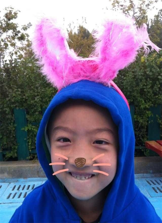 于谦小十岁妻子与儿子于思洋同框像姐弟,深夜卖萌实在太可爱