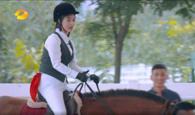 蒋欣坠马后首现身,大家的注意力却在第三张,蒋欣表情太到位了!