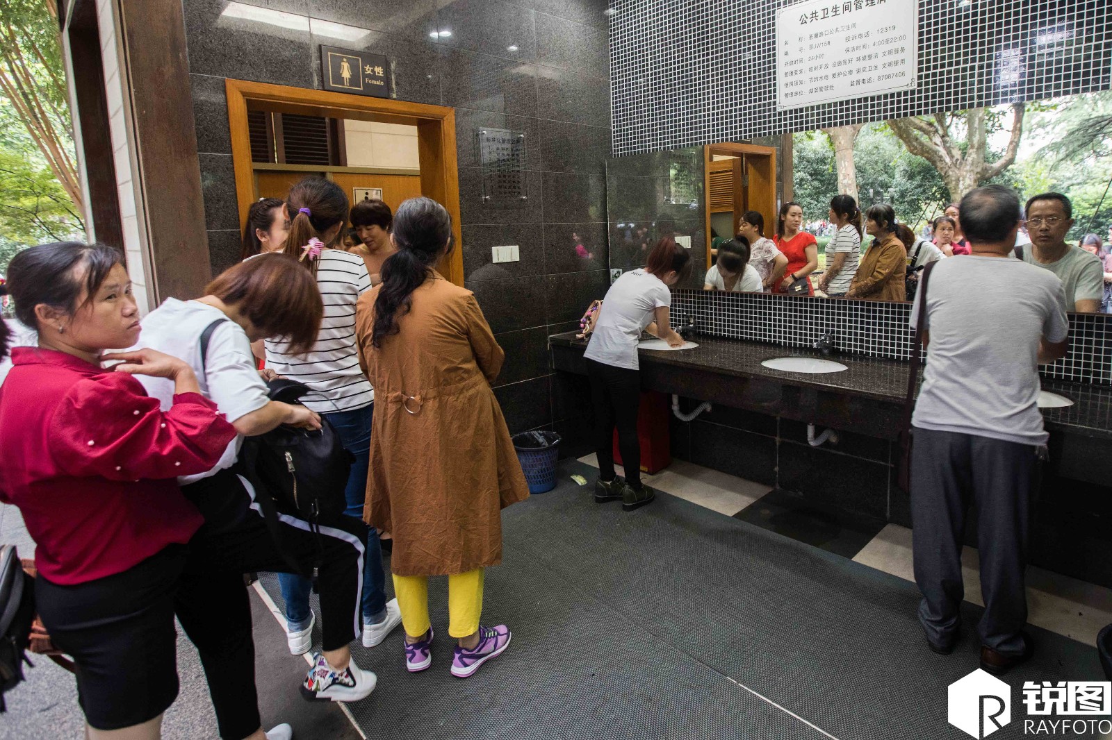 景区女厕前排长队 竟有男生也排在里面|厕所|女厕|景区_新浪新闻
